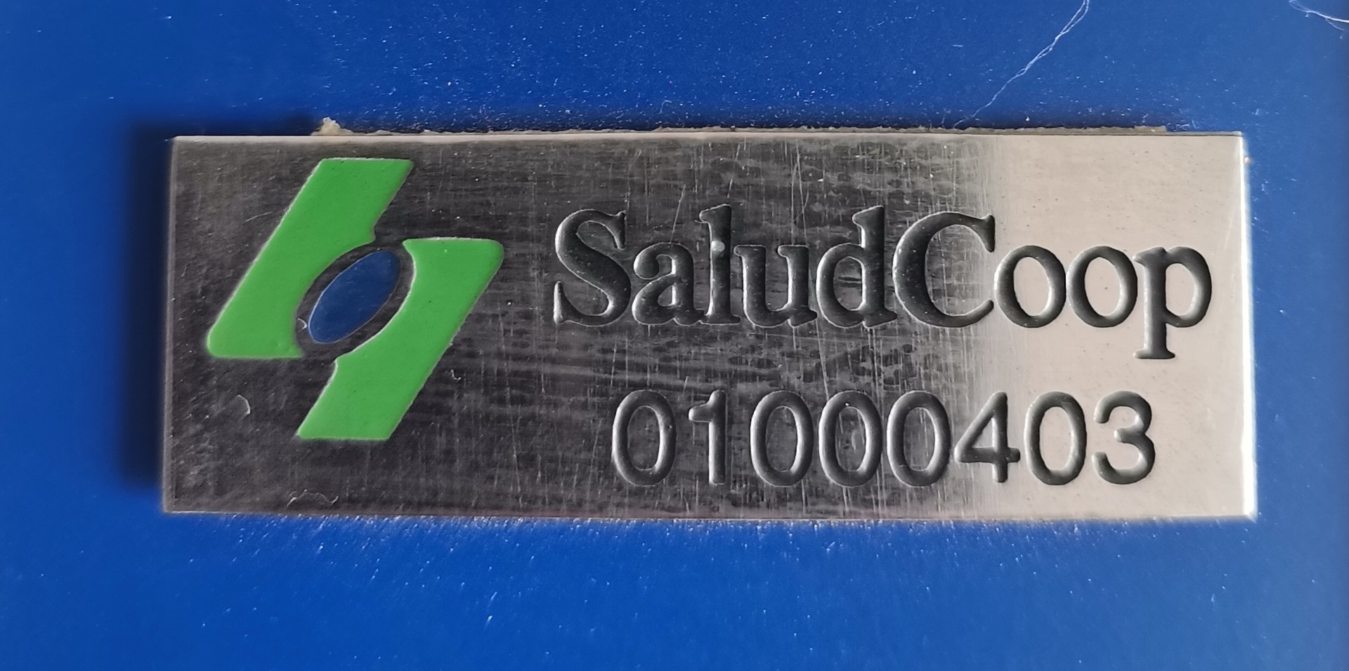 Placa grabada en acero con logo SaludCoop