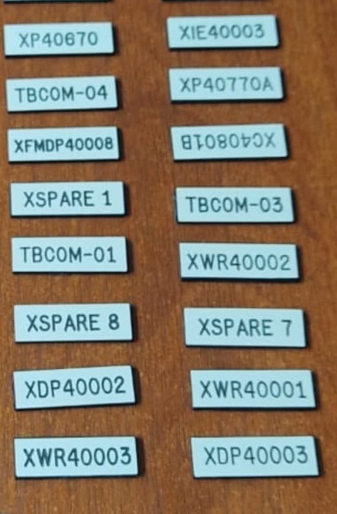 Etiquetas de identificación grabadas para inventario técnico