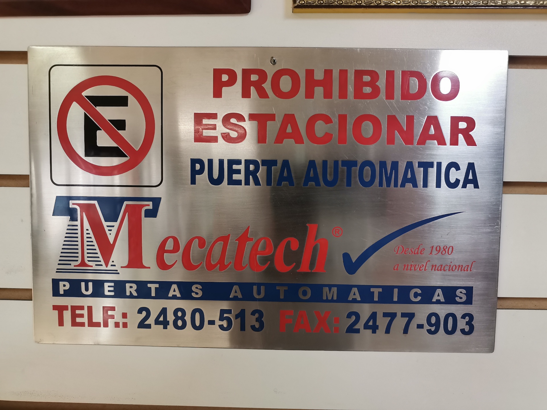 Placa de señalética corporativa Mecatech Puertas Automáticas en acero inoxidable