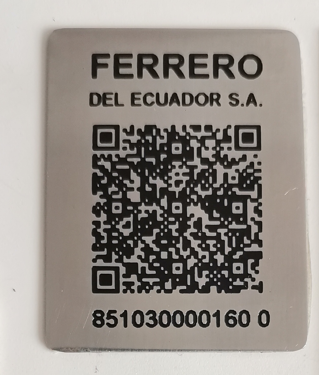 Placa metálica con código QR grabado con láser para trazabilidad de activos