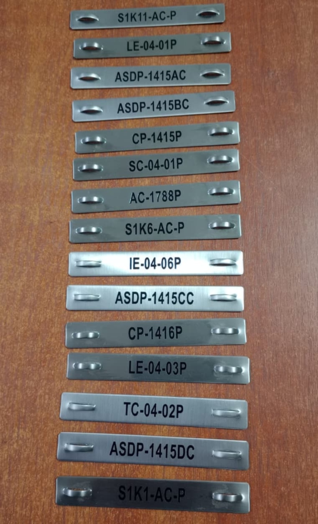 Tiras de identificación en acero con códigos de barras grabados con láser