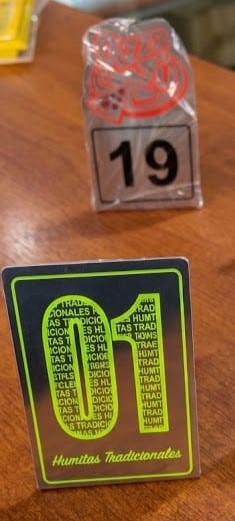 Número de mesa troquelado en acero con silueta del logotipo en la parte superior